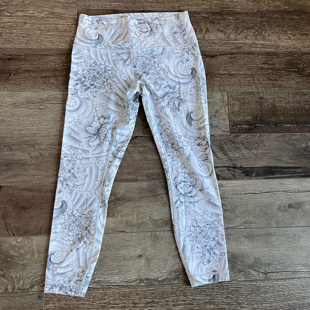 EUC Size 10 Lululemon Wunder Under Crops in Beachy Floral White Fossil